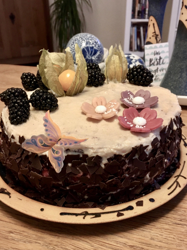 Jahresrückblick 2021 - Mit Beeren und essbaren Blüten dekorierte vegane Schwarzwälder-Kirsch-Torte