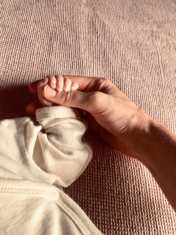 Jahresrückblick 2021 - Zwei Hände - Babyhand hält die Hand der Mutter fest