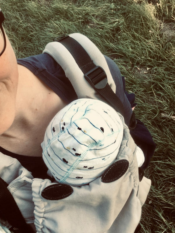 Jahresrückblick 2021 - Baby in einer Babytrage im Sommer bei einem Spaziergang